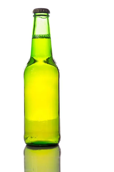 Flasche Bier isoliert auf weißem Hintergrund. — Stockfoto