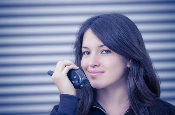 Mulher de negócios no walkie-talkie — Fotografia de Stock