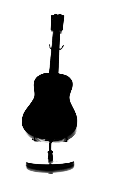 Een silhouet van een akoestische gitaar — Stockfoto