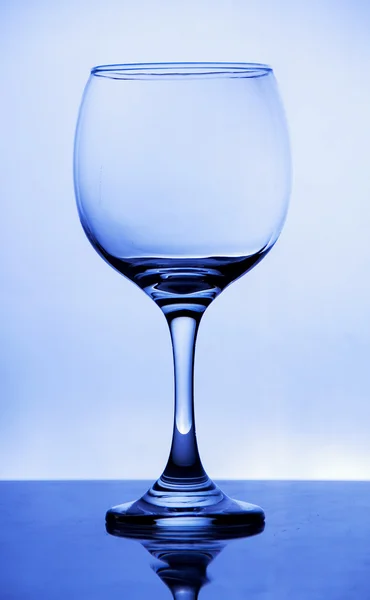 Brillantes Glas mit blauem Hintergrund — Stockfoto