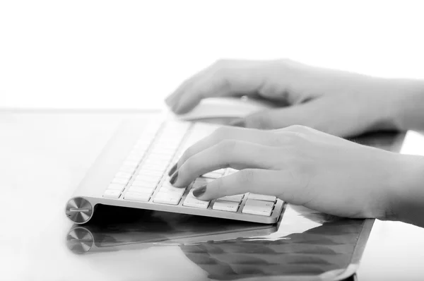 Mãos femininas digitando no teclado do computador branco — Fotografia de Stock