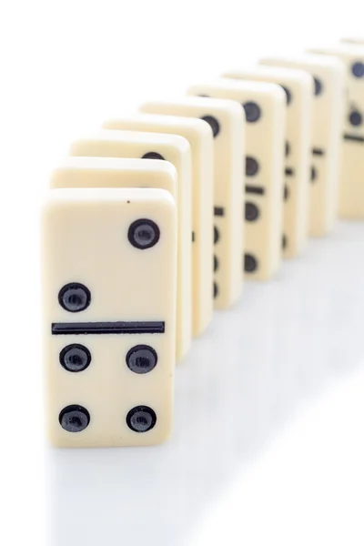 Wiersz Domino na białym tle — Zdjęcie stockowe