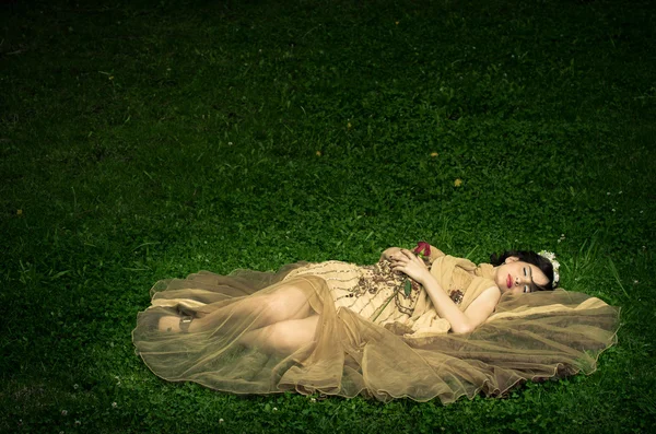 A beleza adormecida jaz na grama — Fotografia de Stock