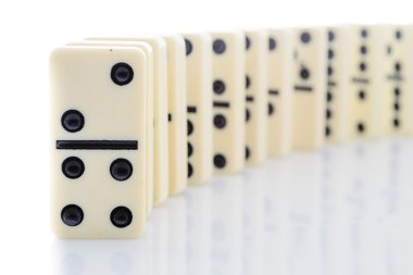 beyaz zemin üzerinde Domino satır