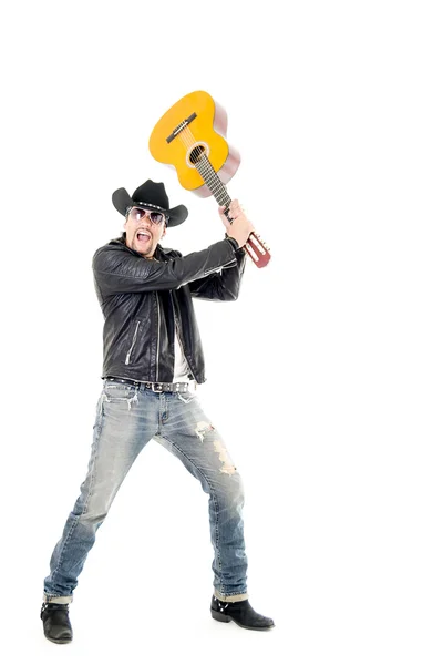 Rocker homem quebrando uma guitarra — Fotografia de Stock