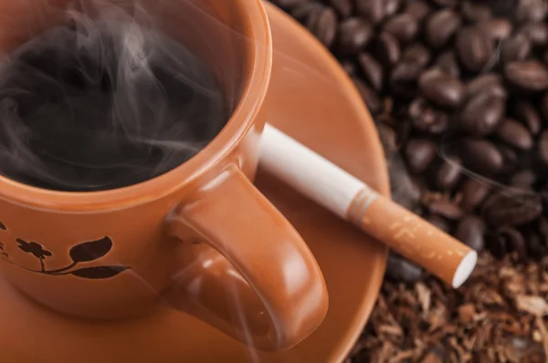 Kaffe och cigarett — Stockfoto