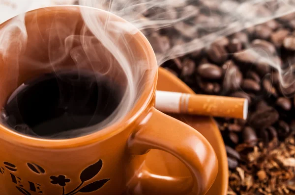 Cigarett, rök och en kopp o kaffe — Stockfoto