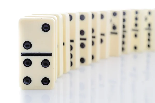 Fila di domino su sfondo bianco — Foto Stock