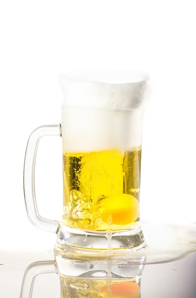 Altın bira splash — Stok fotoğraf