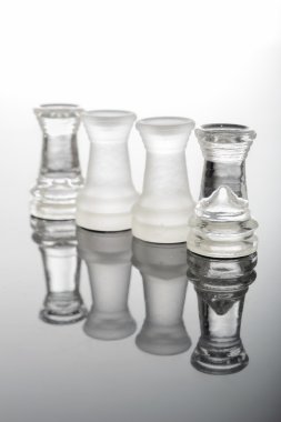 şeffaf cam satranç kuleleri