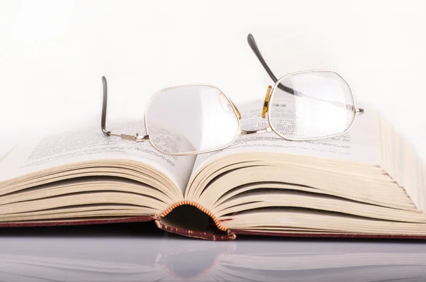 Stara książka w okularach — Zdjęcie stockowe