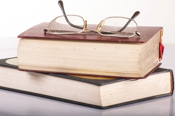 Stapel Bücher und Brillen — Stockfoto