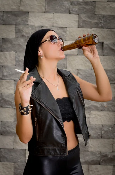 Mulher tomando uma cerveja e um cigarro . — Fotografia de Stock