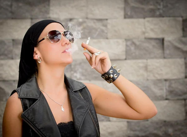 Gang woman smokes on the street, selective focus — Stock Photo, Image