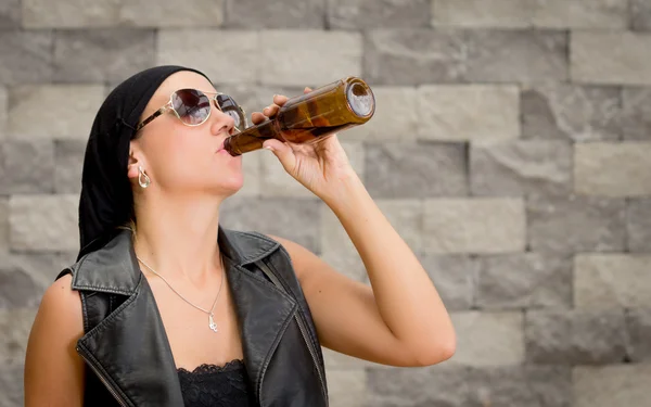Жінка п'є пиво — стокове фото