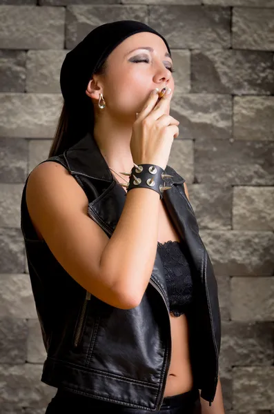 Mujer pandilla fuma en la calle, enfoque selectivo — Foto de Stock