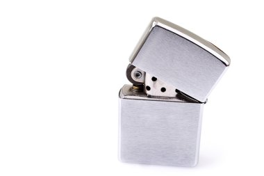 gümüş metal zippo çakmak üzerinde beyaz izole