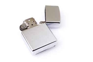 gümüş metal zippo çakmak üzerinde beyaz izole