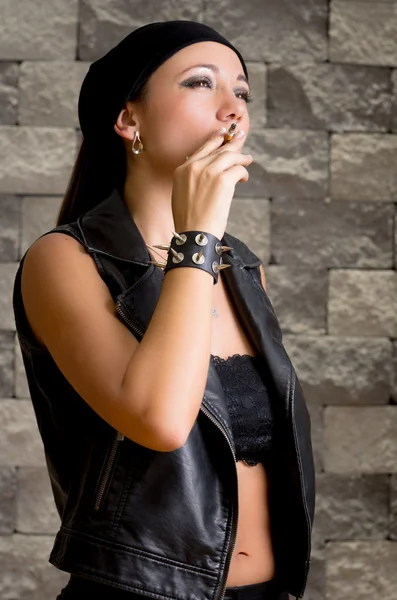 Mujer pandilla fuma en la calle, enfoque selectivo —  Fotos de Stock