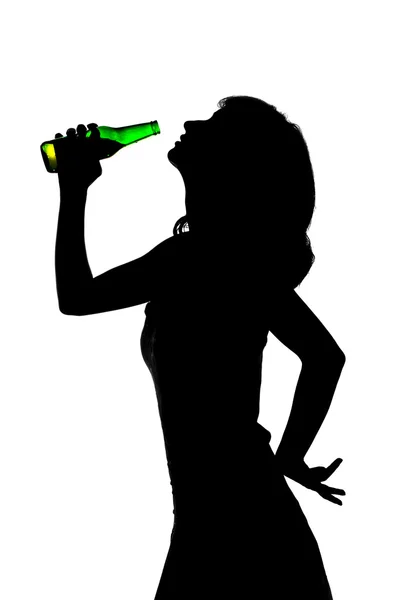 Chica joven bebiendo cerveza, silueta — Foto de Stock