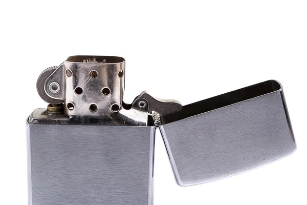 Silbernes Metall-Reißverschluss-Feuerzeug isoliert auf weiß — Stockfoto