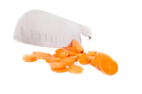 Φρέσκα καρότα μαχαιρώθηκε απομονωθεί σε λευκό φόντο — Φωτογραφία Αρχείου