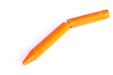 Beyaz arka plan üzerinde renkli crayon kırık