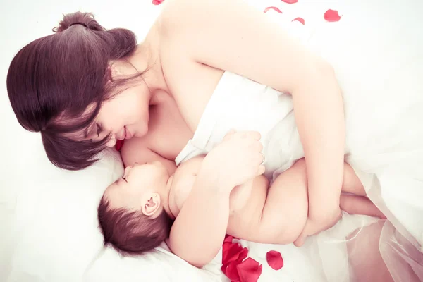 Image de la mère heureuse avec bébé sur blanc — Photo