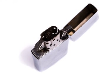 gümüş metal zippo çakmak üzerinde beyaz izole
