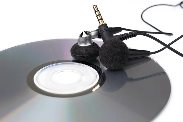 Moderna hörlurar och cd — Stockfoto