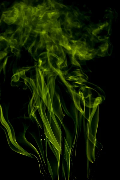 Fumo verde sorge su uno sfondo nero . — Foto Stock