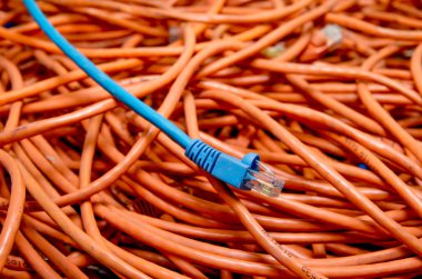 Ethernet kabloları karışık mavi ve turuncu