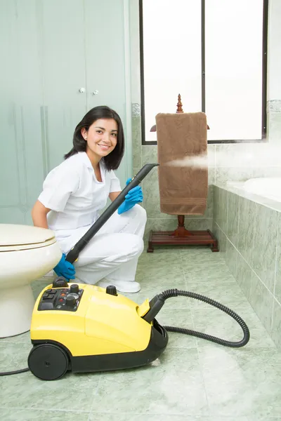 Schoonmaakster met stoom machine, logo's verwijderd — Stockfoto