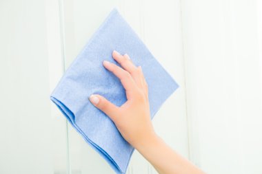 el ile mavi sünger banyo cam temizlik