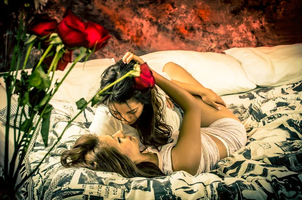 Apasionado lesbiana pareja color tonificado —  Fotos de Stock