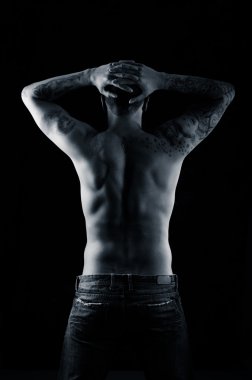 Güzel ve kaslı siyah adamın arka