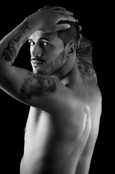 pek çok dövmeli kas genç adam