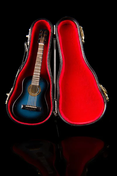 Маленькая голубая гитара в корпусе — стоковое фото