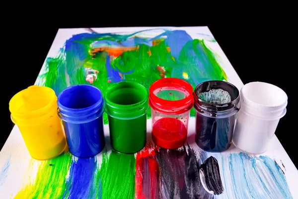 Pots de peinture dans des couleurs assorties — Photo