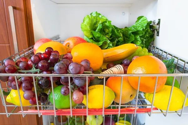 Verse groenten en fruit in de keuken kast — Stockfoto