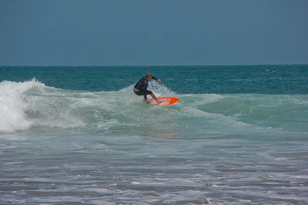Surfer op mancora, peru — Stockfoto
