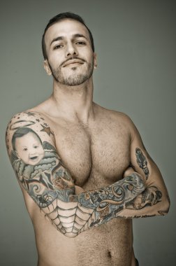 kaslı seksi adam dövme ile