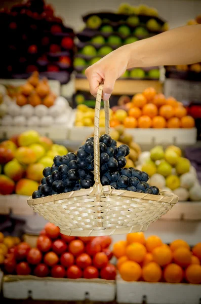 Korb mit Trauben auf dem Markt — Stockfoto