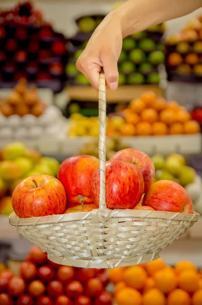 Äpfel im Korb vor Obsthintergrund — Stockfoto
