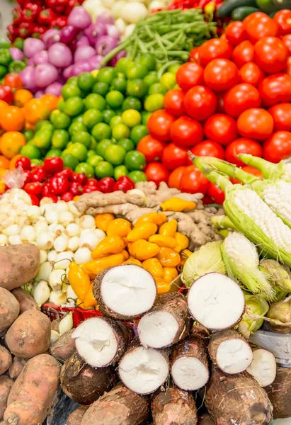 Groenten en fruit op een boerenmarkt — Stockfoto