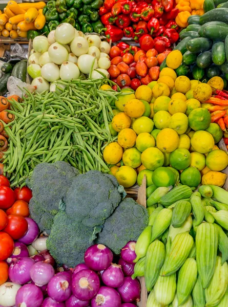 ファーマーズマーケットでの果物と野菜 — ストック写真