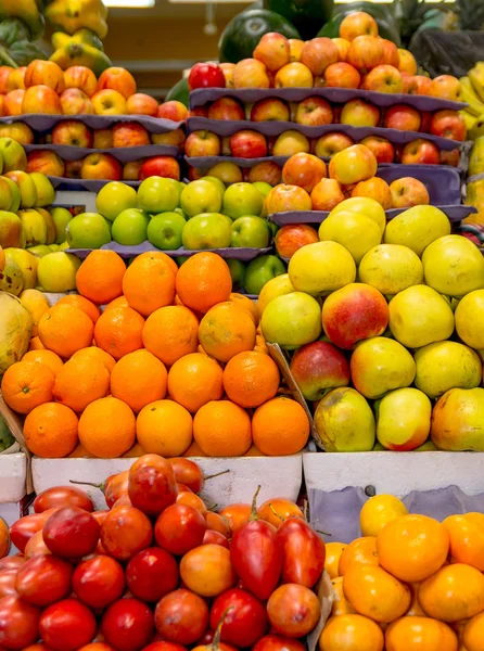 Frutas e produtos hortícolas num mercado de agricultores — Fotografia de Stock