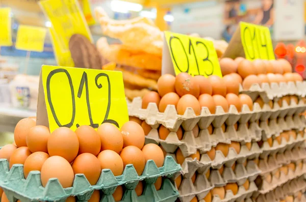 鸡蛋在市场上，基多厄瓜多尔 — 图库照片