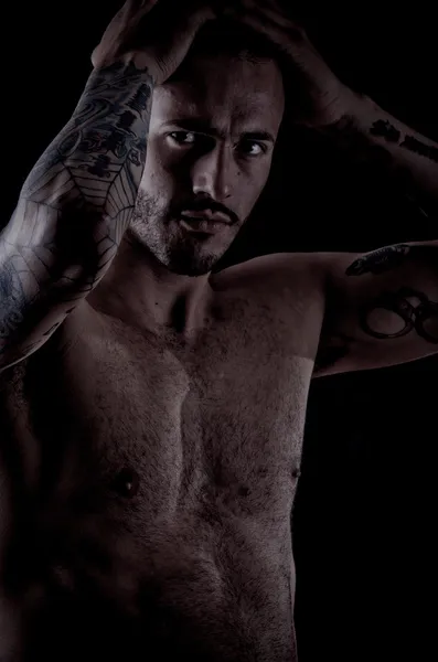 Muskulös ung man med många tatueringar, dragan stil — Stockfoto