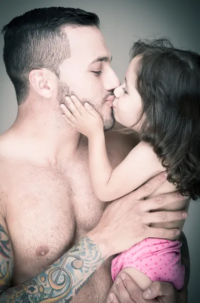 Padre e hija, hombre con tatuaje — Foto de Stock